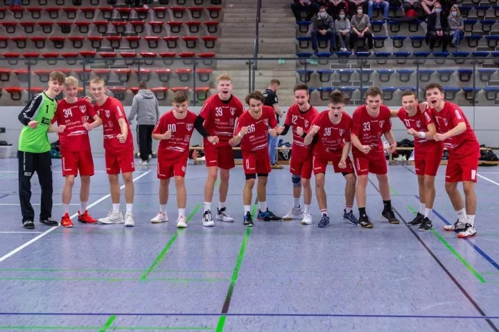 Spieler des Handballfördervereins freuen sich für die Kamera