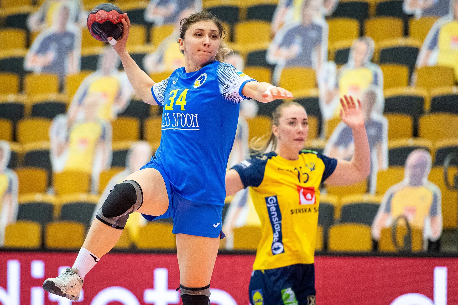 Eine Handballerin setzt aus dem Springen zu einem Wurf an