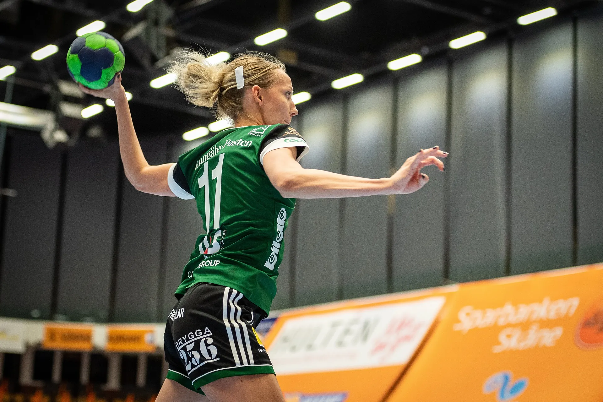 Eine Handballerin setzt aus dem Laufen zu einem Wurf an